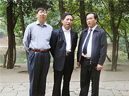 國(guó)家安全局、湖南省煤監(jiān)局、煤炭局領(lǐng)導(dǎo)一行，在省市領(lǐng)導(dǎo)和公司董事長(zhǎng)陪同下在韶山參觀